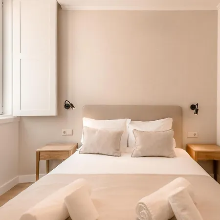 Appartamento A2 Spacious & Stylish For 9 In Bica, Downtown