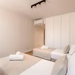 A2 Spacious & Stylish For 9 In Bica, Downtown Apartment *