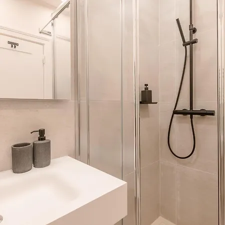 아파트 A2 Spacious & Stylish For 9 In Bica, Downtown 리스본