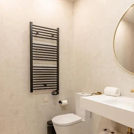 아파트 A2 Spacious & Stylish For 9 In Bica, Downtown *
