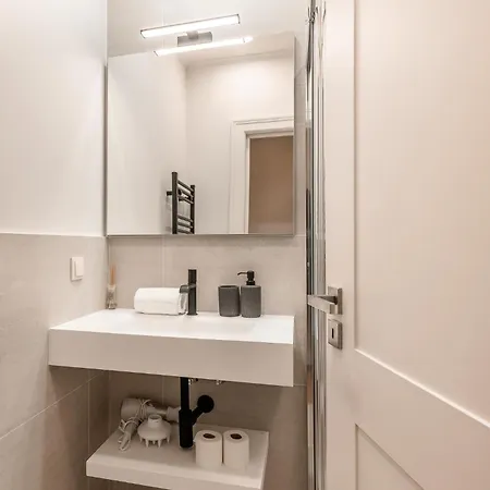A2 Spacious & Stylish For 9 In Bica, Downtown