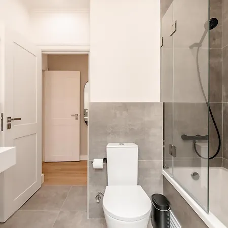 아파트 A2 Spacious & Stylish For 9 In Bica, Downtown