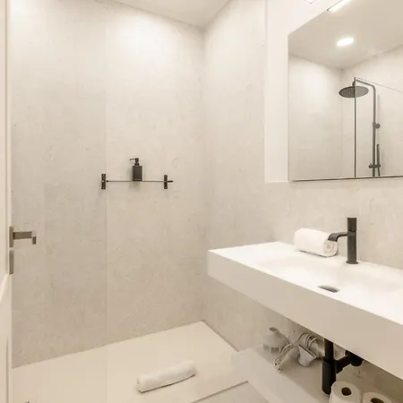 A2 Spacious & Stylish For 9 In Bica, Downtown 아파트 *