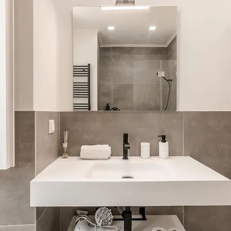 A2 Spacious & Stylish For 9 In Bica, Downtown *