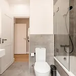 아파트 A2 Spacious & Stylish For 9 In Bica, Downtown