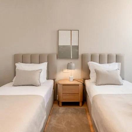 Appartement A2 Spacious & Stylish For 9 In Bica, Downtown *